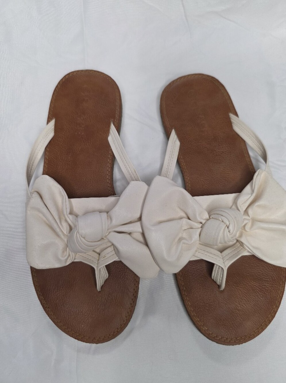 Fisace Cream Bow Front Flip-flop Sandals Women's Size 9